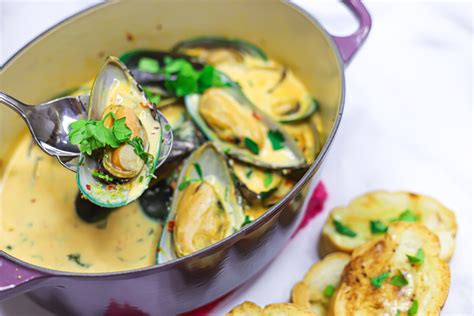 mussels-in-lemon-garlic-butter-sauce-maya-kitchenette image