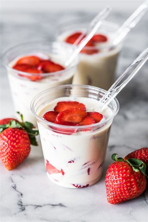 fresas-con-crema-mexican-strawberries-and image