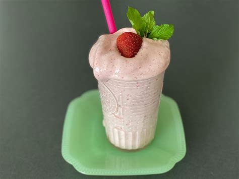 strawberry-mint-smoothie-kidney-stone-diet image