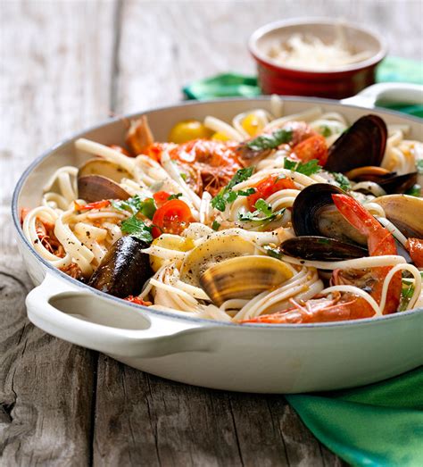 italian-seafood-pasta-le-creuset image