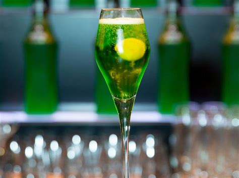 sweet-midori-sparkle-cocktail-recipe-with-dry image