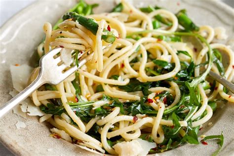 garlic-butter-pasta-recipe-with-asparagus-and-peas image