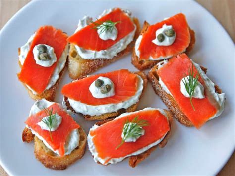smoked-salmon-crostini-easy-lox-appetizer image