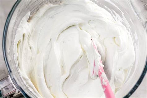 whipped-cream-frosting-with-cream-cheese-stable image