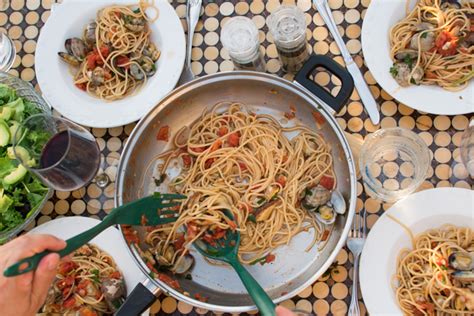 spaghetti-monte-e-mare-kitchen-table-food image