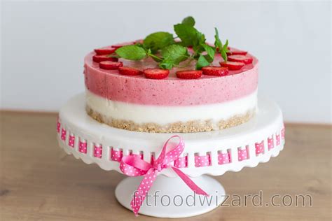 healthy-no-bake-yogurt-strawberry-cake-perfection image