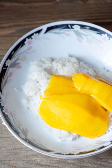 definitive-guide-to-thai-sticky-rice-with-mango-khao image