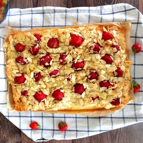 blitzkuchen-a-cake-recipe-with-frozen-strawberries-my image