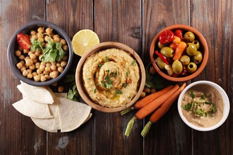 what-to-eat-with-hummus-a-list-of-the-perfect-pairings image