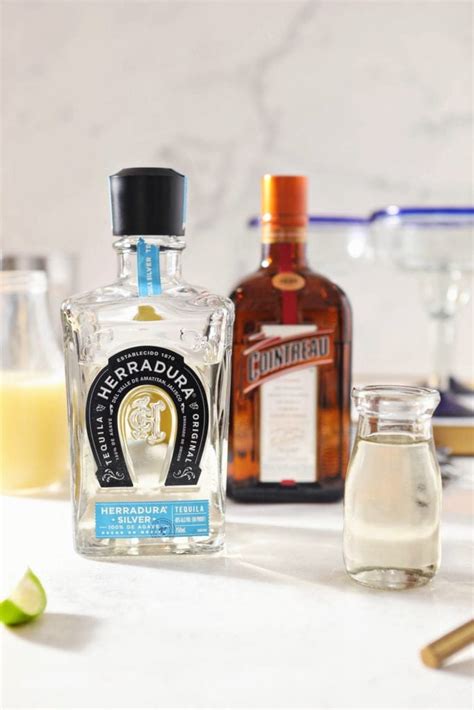 how-to-make-a-margarita-4-ingredient-classic image