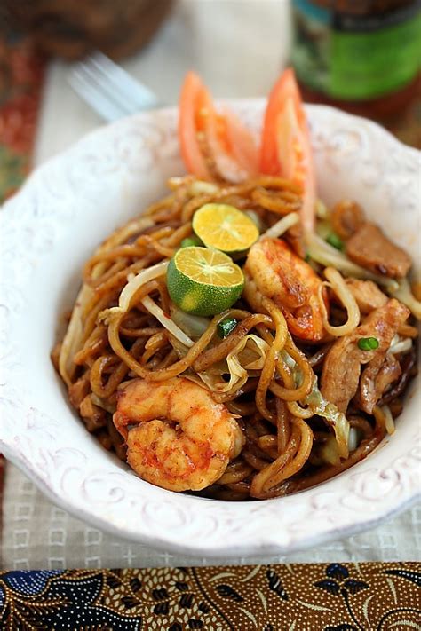 indonesian-fried-noodles-mie-goreng-rasa image