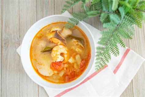 tom-yum-with-shrimp-chicken-easy-thai-soup-under image