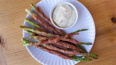 prosciutto-wrapped-asparagus-on-the-grill-with image