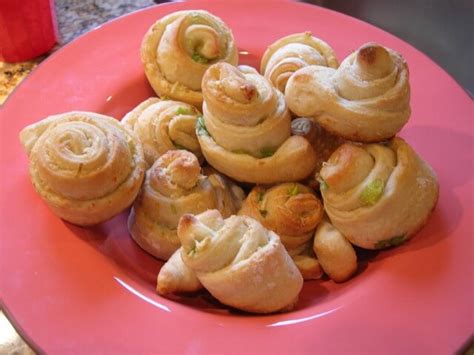garlic-and-chive-knots-recipe-cdkitchencom image