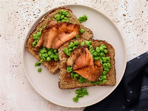 smashed-pea-and-smoked-salmon-toast-recipe-self image