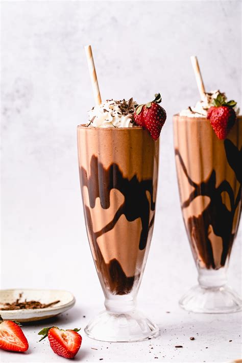 best-vegan-chocolate-milkshake-the-simple-veganista image