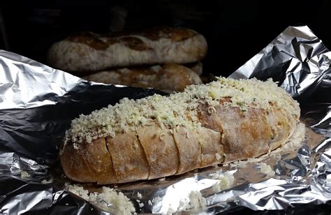gorgonzola-garlic-bread image