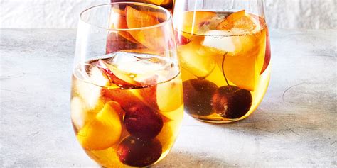 non-alcoholic-fruity-peach-iced-tea-mindfood image