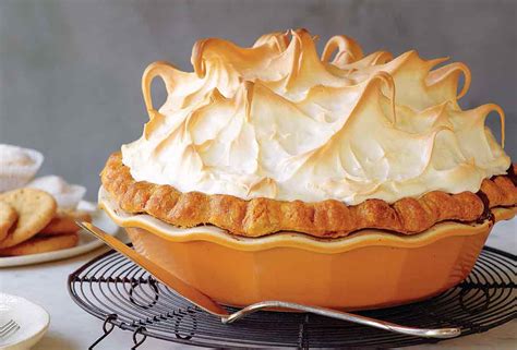 pumpkin-meringue-pie-recipe-leites-culinaria image