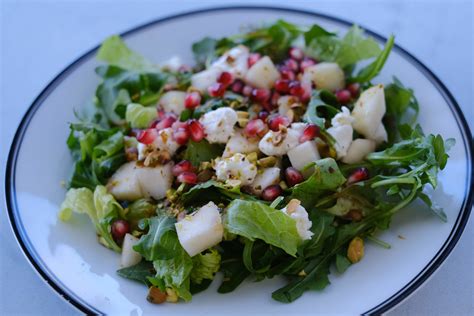 arugula-salad-with-goat-cheese-and-pears-an image