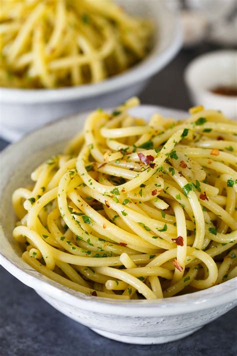 fried-garlic-and-red-pepper-olive-oil-pasta-pasta-aglio-e image
