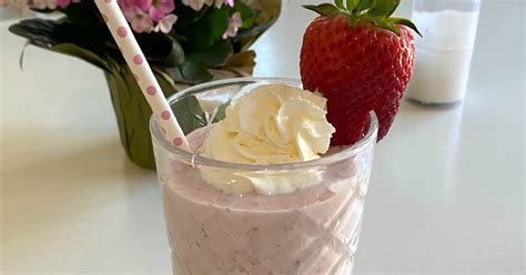 try-this-2-minute-keto-strawberry-milkshake image