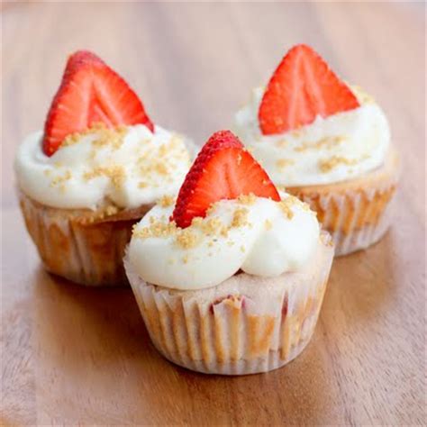 strawberry-cheesecake-cupcakes-the-girl-who-ate image
