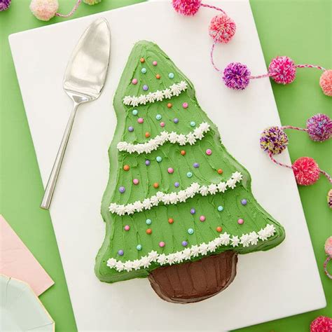 42-cheerful-christmas-cake-ideas image