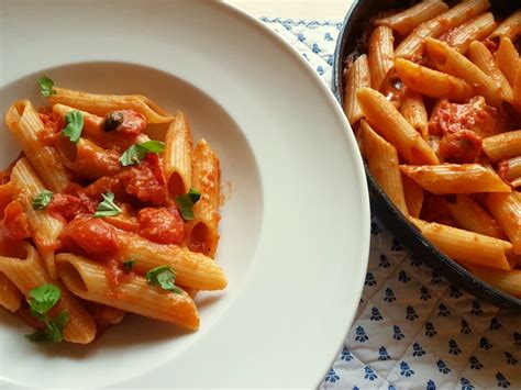 pasta-with-tomato-sauce-allo-scarpariello-from-naples image
