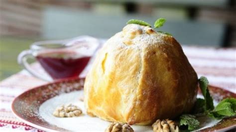 apples-baked-in-pastry-ukraine-national-cuisine image