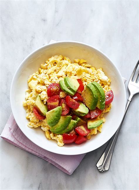 scrambled-eggs-recipe-with-tomato-and-avocado image