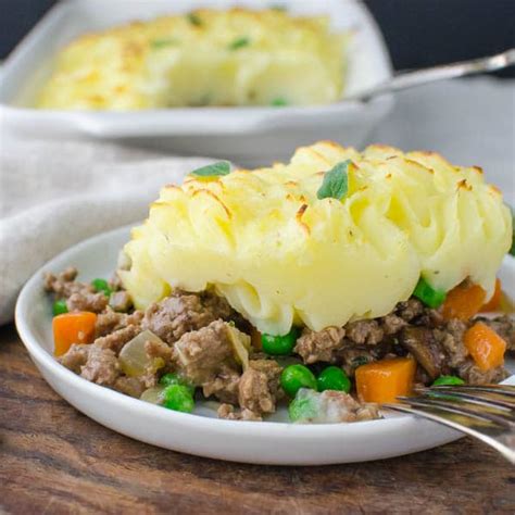 traditional-shepherds-pie-ground-beef-casserole-with image