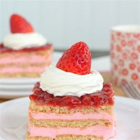strawberry-eclair-cake-inside-brucrew-life image
