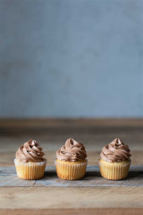 vanilla-cupcakes-with-chocolate-buttercream-savory image