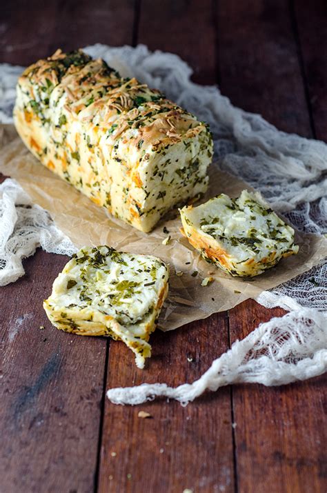 garlic-herb-and-cheese-pull-apart-bread-chew-town image