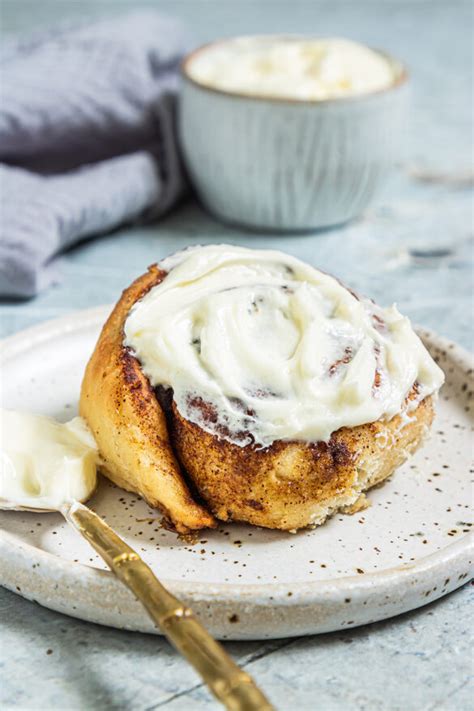 how-to-make-cinnamon-rolls-in-the-air-fryer image