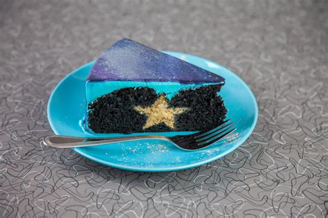 gusto-tv-galaxy-hidden-star-mirror-cake image