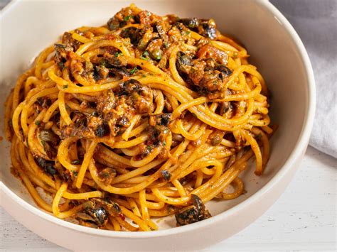 spaghetti-puttanesca-spaghetti-with-capers-olives image
