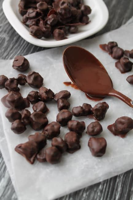 how-to-make-chocolate-covered-blueberries-the image