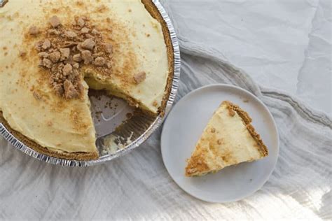 vanilla-pudding-pie-with-graham-cracker-crust image