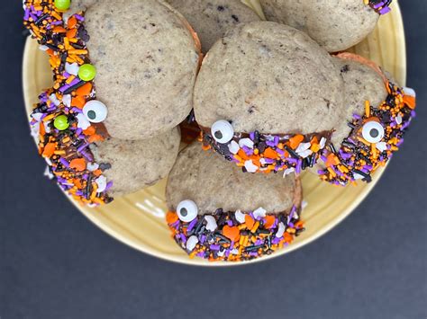 halloween-cookies-and-cream-whoopie-pies-food image
