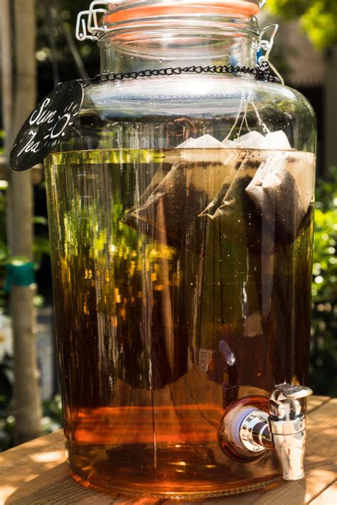 how-to-make-sun-tea-and-cold-brew-iced-tea-luzianne image