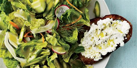 crunchy-vegetable-salad-with-ricotta-crostini-food image