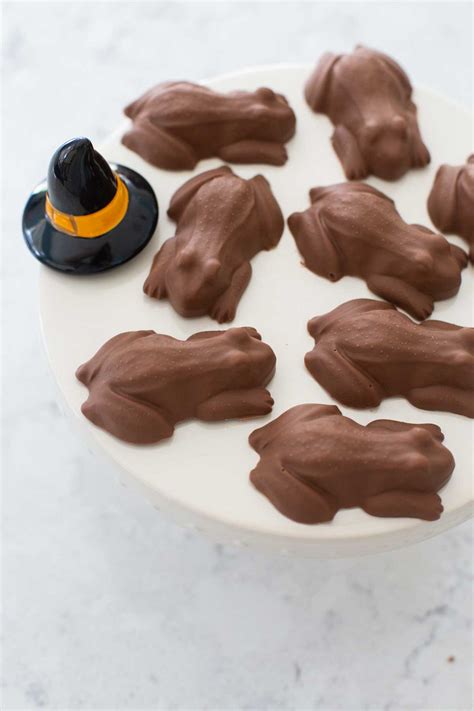 harry-potter-chocolate-frogs-recipe-peanut-blossom image