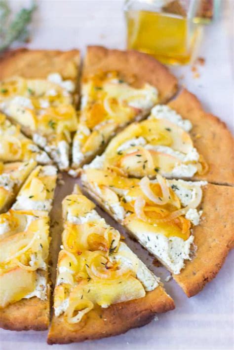 caramelised-onions-apples-and-goat-cheese-pizza image