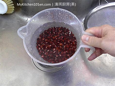 making-a-traditional-red-bean-mooncake-classic image