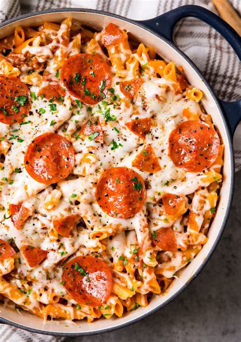 cheesy-deluxe-pizza-pasta-one-pot-pasta-the image