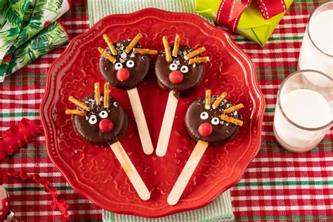 sweet-and-salty-reindeer-pops-recipe-how-to-make-reindeer-pops image