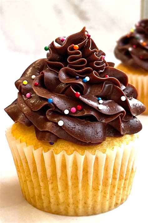 yellow-cupcakes-with-chocolate-frosting-cakewhiz image