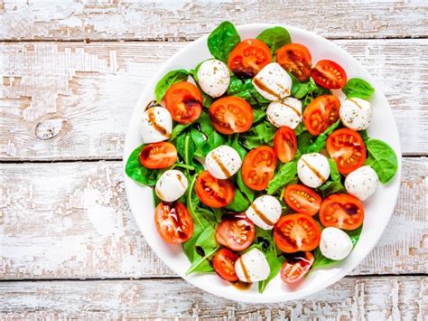baby-spinach-salad-with-tomato-and-mozzarella image